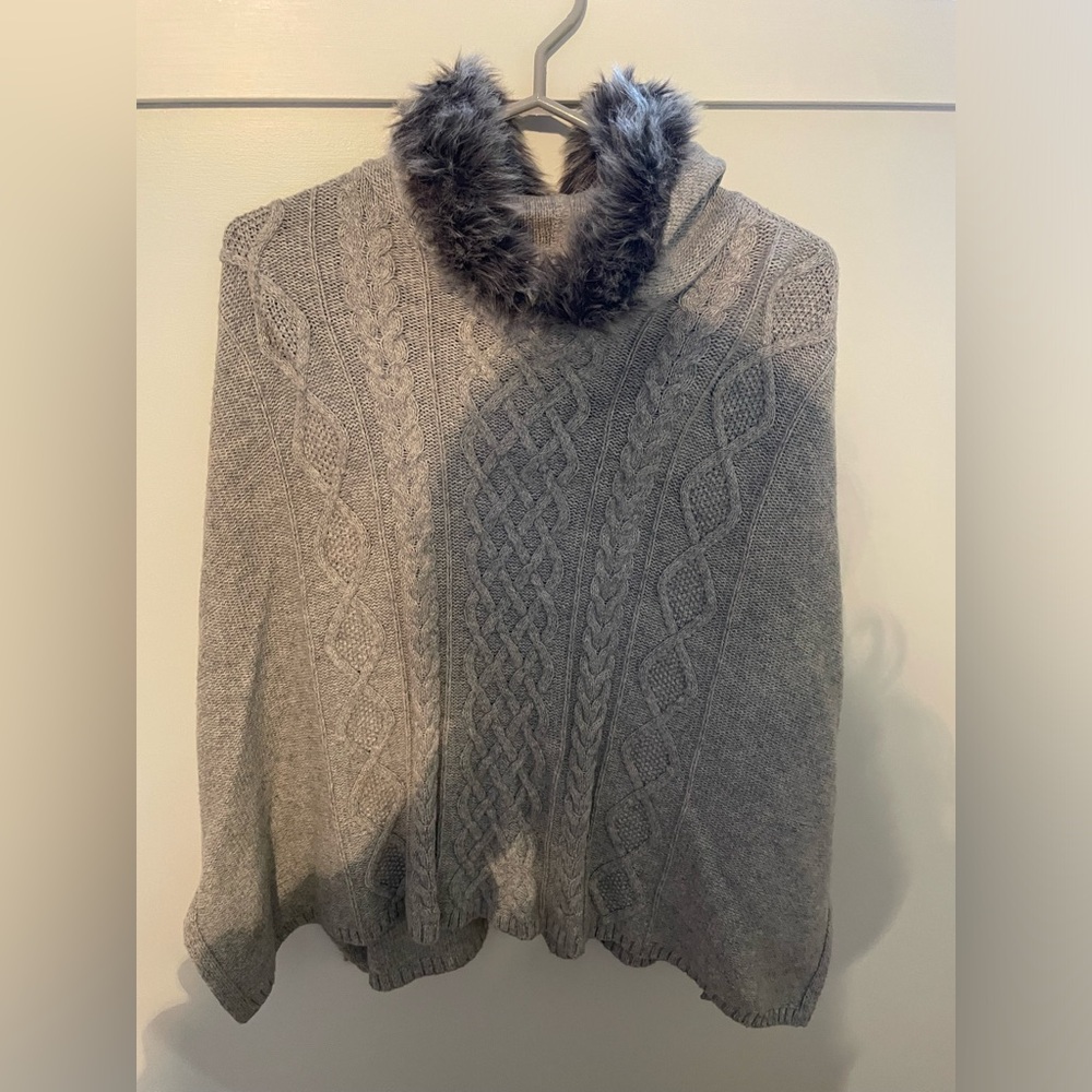 poncho gris avec capuchon en fourrure   GAP kids